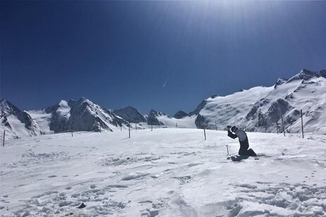 Campionamento di neve nelle Alpi (fonte: Helen Snell)